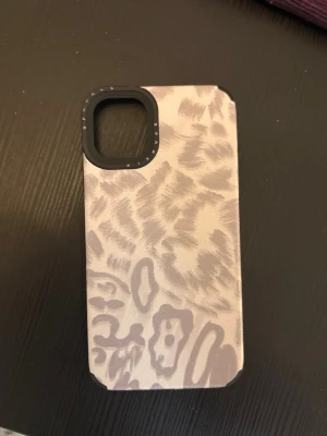 iPhone 11 skal - Grått med leopardprint 