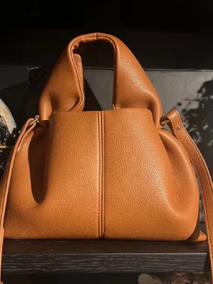 Brun handväska från Polène i skinn - Köpt på vinted och förra säljaren verifierade köpet men inte 100% säker på äkthet. Dustbag medföljer❣️