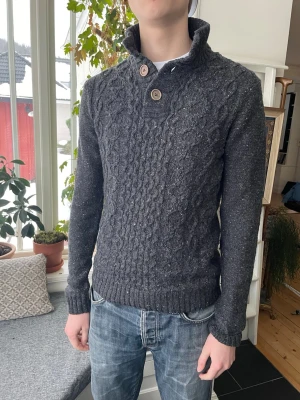 Stickad tröja  - Stickad tröja bra skick och passar mig bra som är 183 cm. Storlek medium 