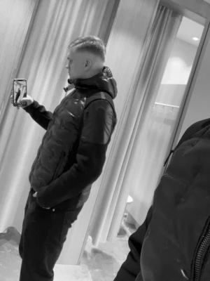 Parajumpers svart pufferjacka hybrid - Säljer en Parajumpers Gyles Piquet Puffer Hybrid Jacket i svart. Jackan har glansig pufferfront och axlar, med ärmar och rygg i mjukare material. Dragkedja framtill och sportig look, perfekt för dig som gillar stilrena och moderna jackor.