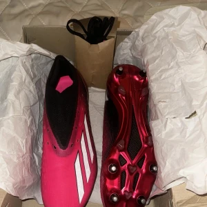 Adidas x fotbollsskor  - Adidas x speedportal, säljer mina fotbollsskor eftersom storleken inte passade mig, kommer med skosnören och extra doppar, Skorna är använda 1 gång.