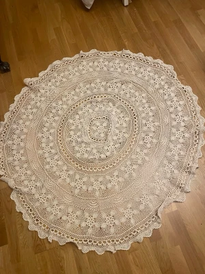 Ny vacker virkad beige duk för runt bord - Stor beige virkad duk för runt bord o ca diameter 150 cm 