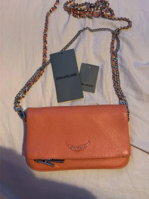  Zadig & Voltaire - Snygg väska från  Zadig & Voltaire i en rosa/coral färg. Storleken är ”rock nano” 💞. Äktahets bevis finns 💞 nypris 2600 kr säljer den för 1900 💞