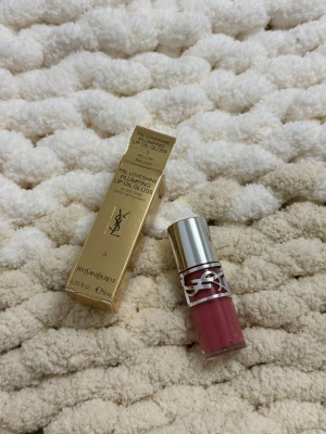 YSL Loveshine Plumping Lip Oil Gloss - YSL Loveshine Plumping Lip Oil Gloss i färgen 3 Mallow. Kommer i en lyxig guldig förpackning och har en silvrig kork med YSL-logga. Färgen är en mjuk rosa ton och formulan ger glans och plumping-effekt. Innehåller 6 ml.