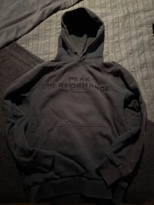 Peak Performance Hoodie  - Peak Performance Hoodie. Väl använd och lite urtvättad, saknar band till luva ( se bild 2 ). Storlek M