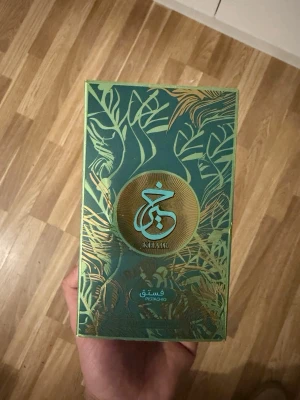 Paris  Khair Pistachio Parfym - Stilren parfym från Paris Corner med namnet Khair Pistachio. Snygg grön design och lyxig gulddetalj på korken. Perfekt för dig som vill sticka ut med något unikt.