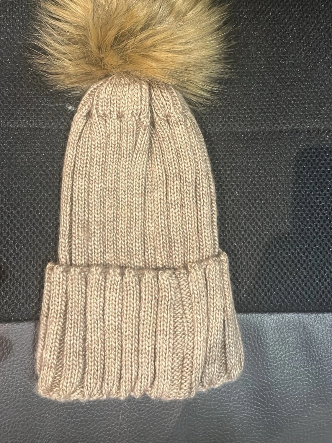 Beige stickad mössa med pälsboll - 2