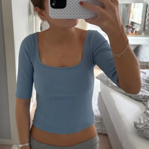 Ljusblå ribbad topp  - Ljusblå ribbad topp med fyrkantig ringning och halvlånga ärmar. Super söt och knappt använd 🩷