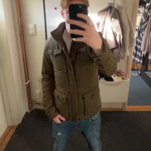 Oliv grön field jacket från Scotch & Soda - En snygg och bekväm field jacket som passar perfekt till vintern. Säljer pågrund av att den var för liten. Hör gärna av er vid funderingar😁