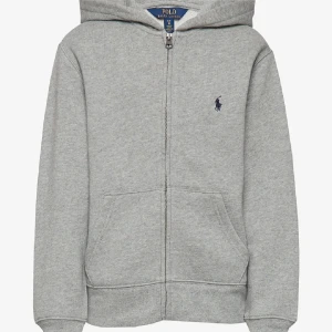 Ralph lauren zip - Grå zip up hoddie från ralph lauren , liten repa längt ner vid midjan men inget som syns på håll. 