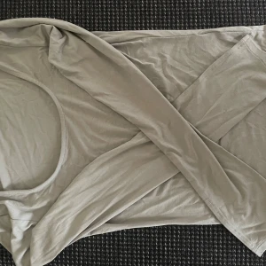 Trendig Gina tröja med slits - Aldrig använd precis som ny. Med slits på armarna 