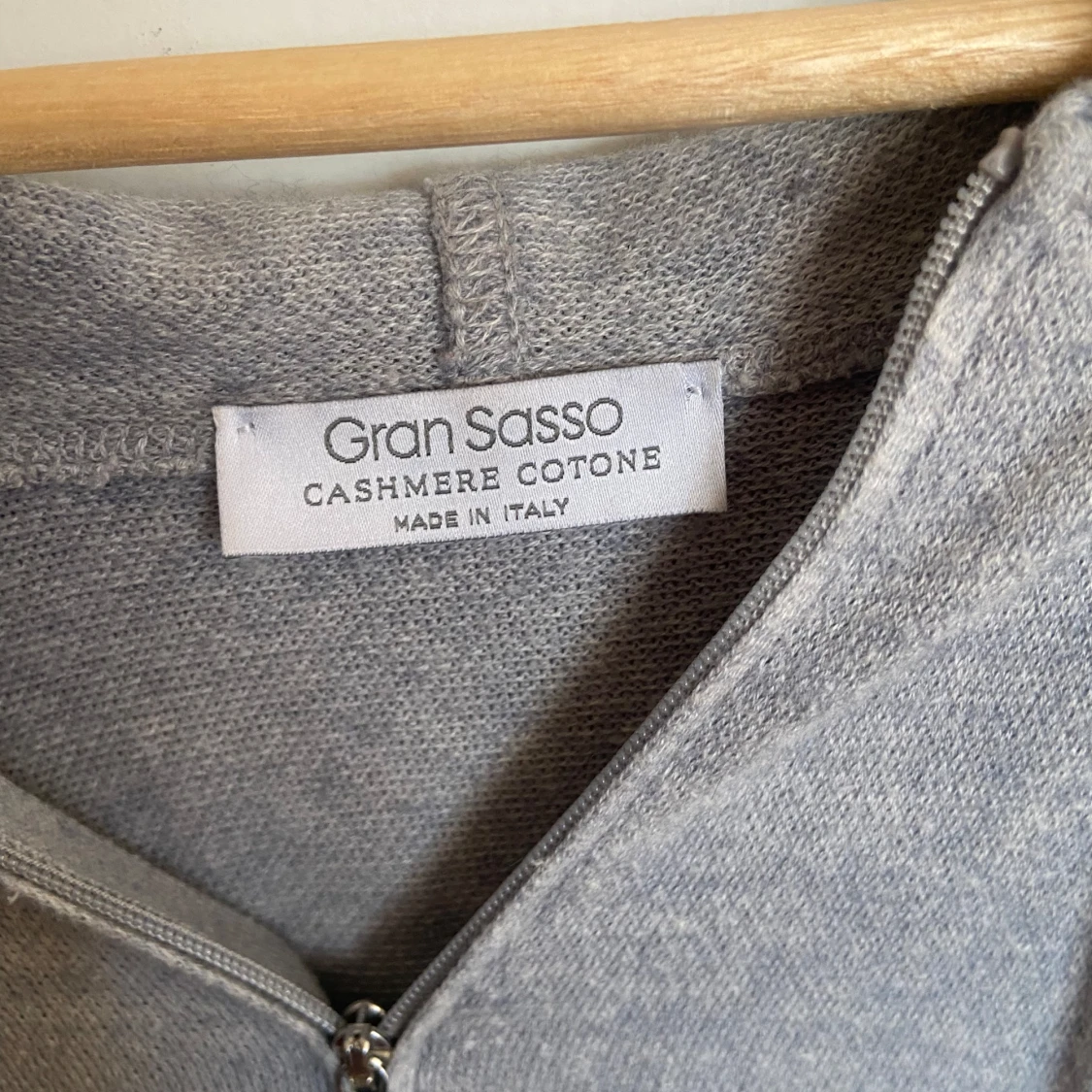 Ljusgrå zip up hoodie från Gran Sasso - 2