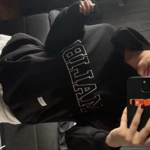 hoodie  - Såå snygg Hoodie som är super gosig. Köpt från boohoo för 400 kr. Har använt den två gånger så den är i super bra skick