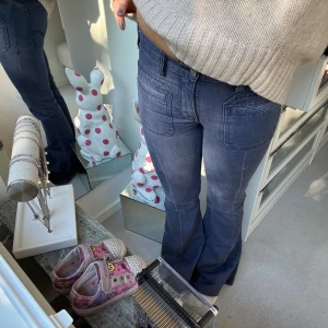 Levi's blå bootcut jeans - Säljer mina levis jeans, stl W27 L32 men passar stl S!! 