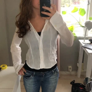 Vit skjorta med knappar och krage - Säljer en jättesöt skjorta från Sisley🥰Säljer den för att jag vill ha pengar, annars hade jag lätt haft kvar den, den är verkligen så fin❤️Den är kvar tills det står såld.