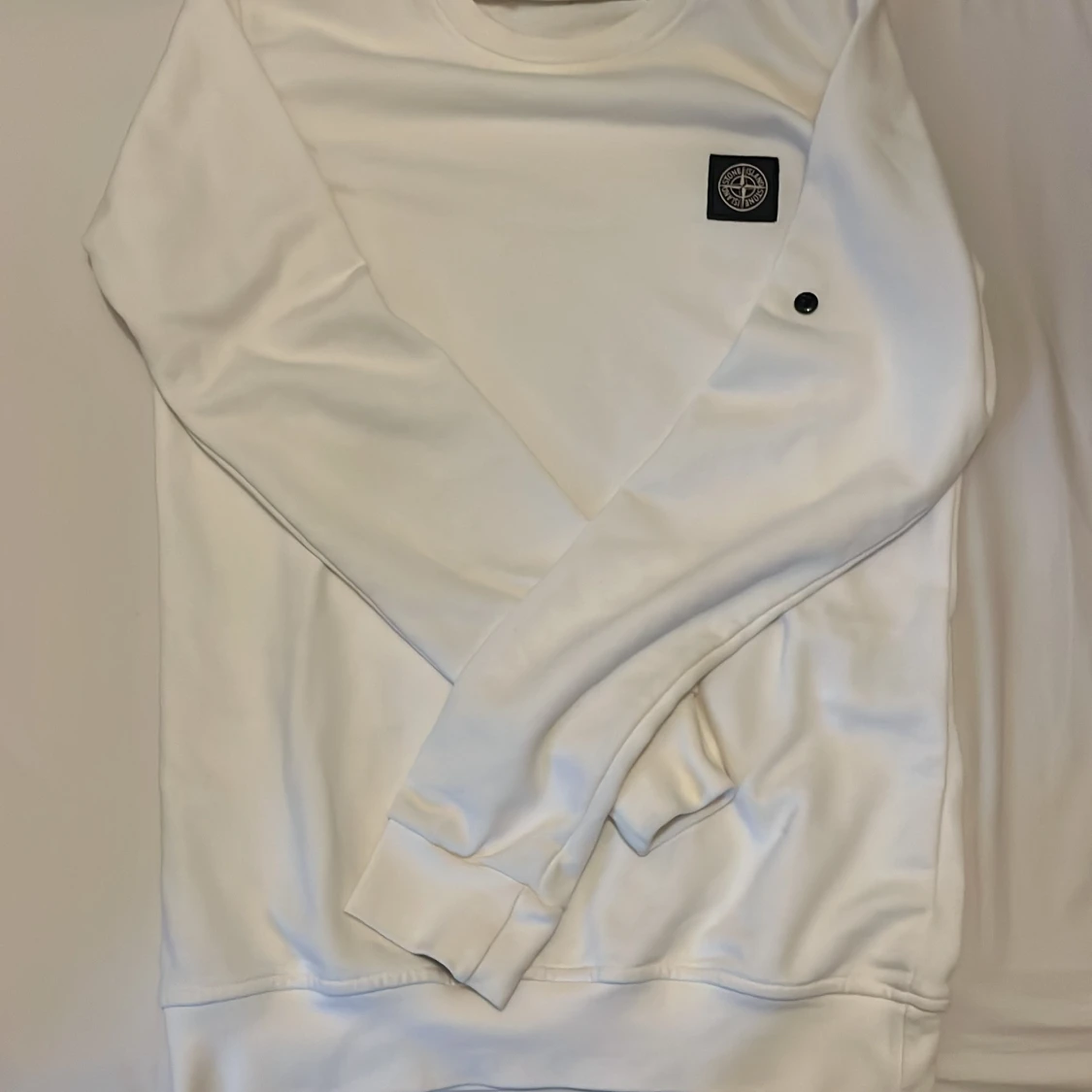 Vit långärmad tröja Stone Island. Den har ingen stone Island märke på armen