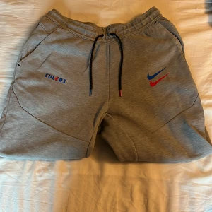 Grå mjukisbyxor Nike FC Barcelona M - Nike tech x fcBarcelona byxor passar dig som är runt 180. skicket på byxorna är 9/10 inga tecken på slitage