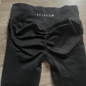 Tights relode - Träningstights från relode kollektionen aura. Endast använda en gång och i nyskick. Tightsen är formade för att ge rumpan ett lyft och sitter väldigt fint på kroppen! Nypris är 699 på hemsidan