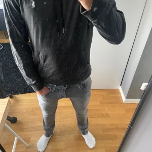 Ralph lauren hoodie - Säljer en mörkgrå Ralph Lauren hoodie. Den är i bra skick och är i storlek S