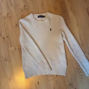 Stickad Ralph Lauren Sweater - Säljer denna sticka Cashmere-blend tröjan. Ny pris 2500:- Priset kan ändras beronde på bud