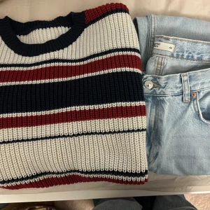 1 outfit  - Gina tricot Jeans low waisted stormed 42 men en snygg over size stickad tröja för 150kr