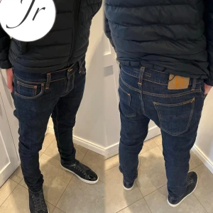 Mörkblå Nudie Jeans - Tjaba, nu säljer vi dessa eftertraktade nudie raw denim jeans!! Dom här jeansen får sin iconiska tvätt och slitningar efter man har haft dom ett tag!🤩storleken är 30/32modellen är 174cm 61kg och jeansen är slim fit. Inga defekter och dom är praktiskt taget nya. Hör av er vid minsta fundering!!!!