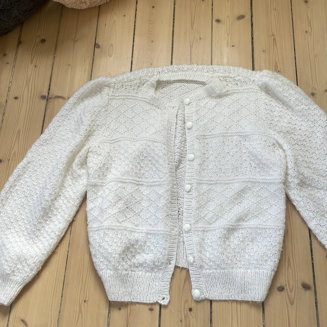 Vit stickad kofta med knappar
