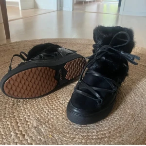 Inuikii skor  - Superfina Inuikii skor jag köpte här på Plick. Tyvärr var de för små för mig så måste sälja vidare💔 Jätte bra skick, ser oanvända ut, förutom att en del av snöret har åkt av (delen längst ut på snöret, men inget man tänker på riktigt). Nypris ca 5000kr, storlek 39 (passar snarare 38)🙌