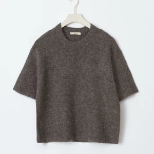 Brun stickad tröja - Mysig brun stickad tröja från Ginatricot med korta ärmar och rund hals. Tröjan har en loose passform och är tillverkad i mjuk ullblandning, perfekt för lager-på-lager under höst och vinter. Enkel och stilren design som funkar till allt.