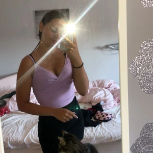 Ljuslila omlott linnetopp - Säljer en ljuslila croppad linnetopp med smala axelband och omlottdesign framtill. Toppen har en snygg v-ringning och är figurnära i modellen.💜 