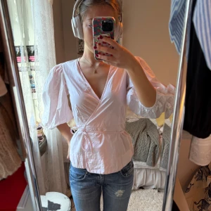 Ganni blus  - Rosa omlottblus från Ganni med puffärm💖 