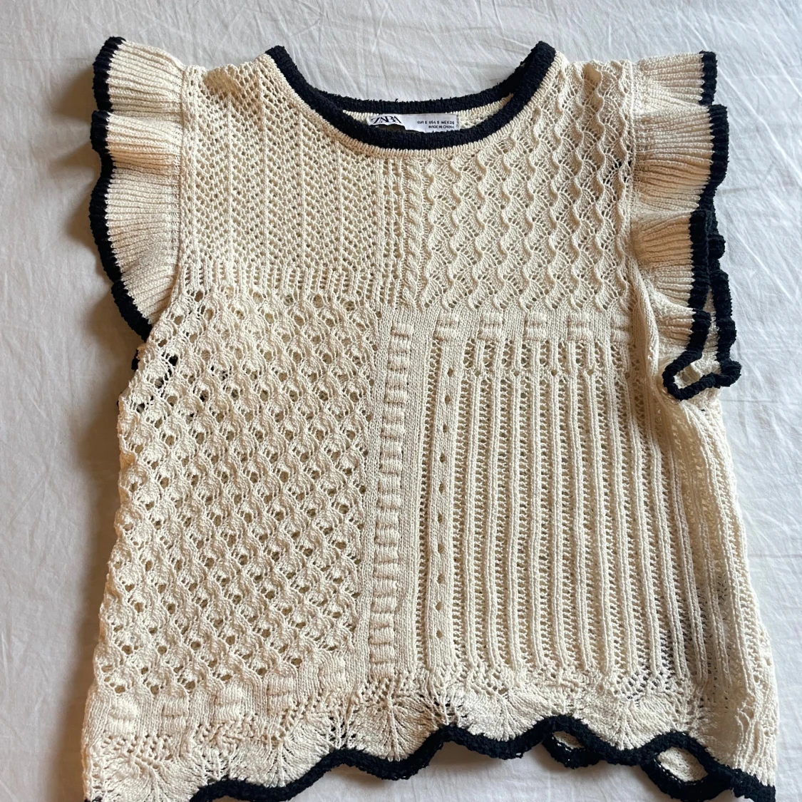 Vit stickad blus från Zara med volang - 2