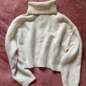 Cropped stickad tröja  - En mysig gräddvit stickad cropped tröja med polokrage. Är jättemysig och varm men kommer tyvärr inte till användning hos mig!!🥰