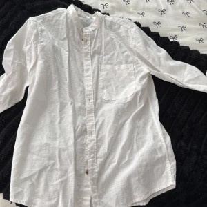 2 st skjortor  - en vit långärmad linne skjorta och en vit t shirt skjorta 