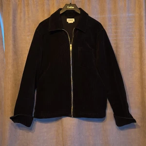 Over shirt från Weekday - Säljer min otroligt sköna och snygga Over shirt från Weekday. Skick= 9/10 Ny pris= 999kr och mitt pris är endast 399kr🧥// Allt gott