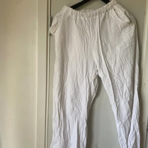  Vita linnebyxor -  Vita linnebyxor perfekta till sommaren i storle XL men sitter som S
