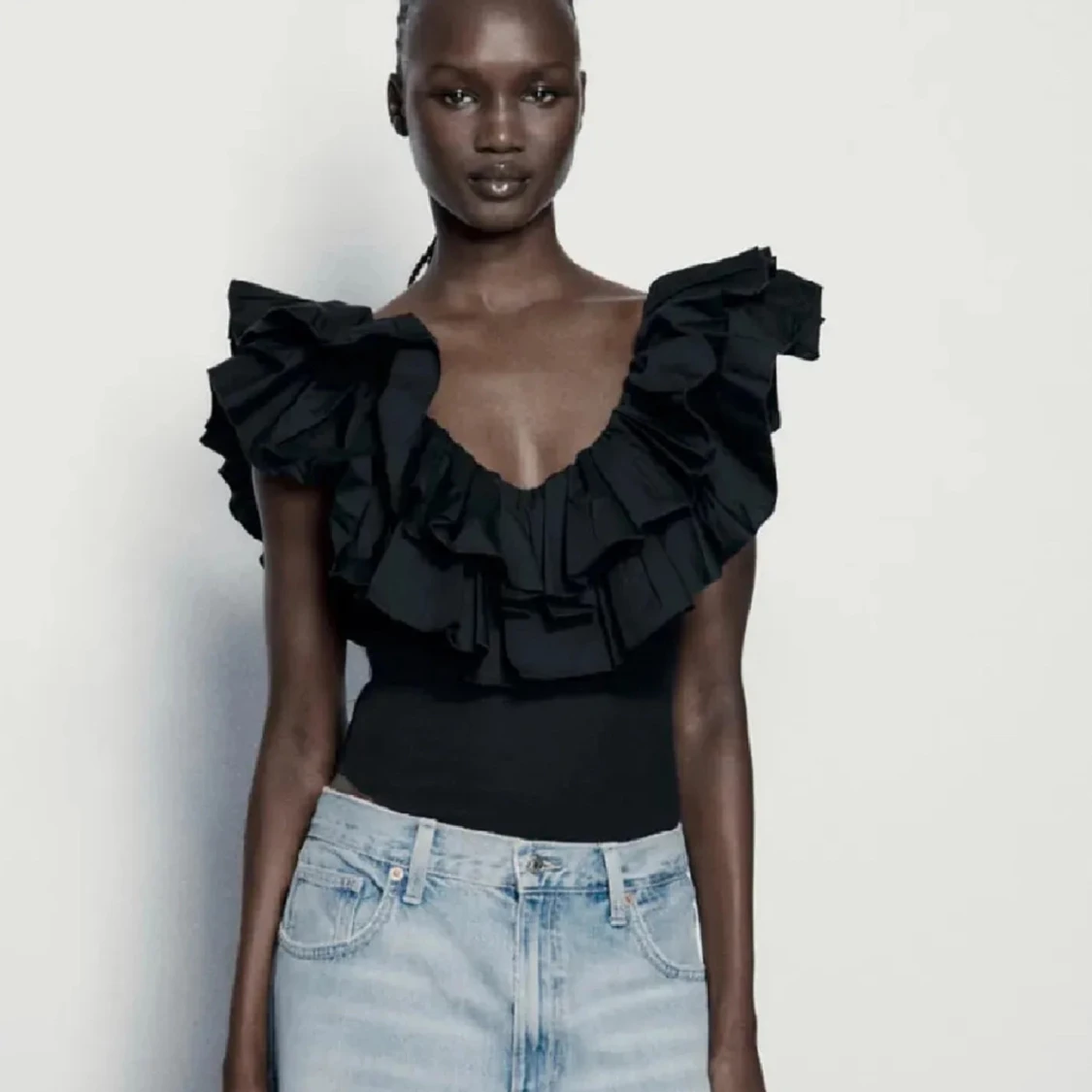 Svart Zara body med volanger   - 1