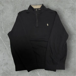 Ralph Lauren Half Zip Mörkblå - 📍Storlek:L  💪🏽Skick:Mycket bra   📐Mått:Längd:69cm:Axelbredd:49cm  📎Material:69%Bomull:29%Polyester  📦Skickar alltid inom 24h  💸Köp fler plagg för att få billigare pris  ✅Äkthetsgaranti