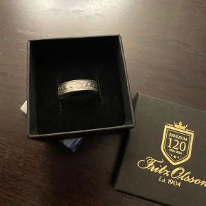 Norrbottensring - Smal silvrig norrbottensring från Fritz Olsson i jättefint skick! Enligt skjutmåttet är ringen i storlek 19,5mm. Ringen är i äkta 925 sterling silver💓