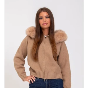 Beige stickad jacka med pälshuva - Säljer min Alessa jacka som använt några fåtal gånger 