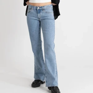 Lågmidjade bootcut jeans  - Säljer ett par jeans från Abrand jeans i modellen 99 Low Boot med bootcut-ben och låg midja.💕
