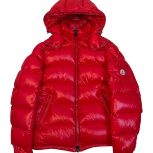 Moncler Maya  - Moncler Maya herr. Storlek 4 passar L bra. Skick 9/10 nyligen kemtvättad. Pris 6990kr, finns att köpa på våran hemsida, Fashionels.com