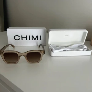  CHIMI 04 core, ecru - solglasögon från CHIMI, 04 core färg ecru. Nypris 1400kr. Kommer med originaletui och putsduk. Använda ett fåtal ggr och inga tecken på slitage❤️