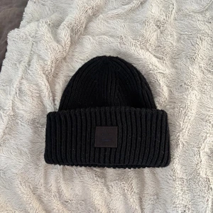 Acne mössa - Köpt förra vinter, köpte på Plick, en super snygg mössa ! Lite uttöjd!