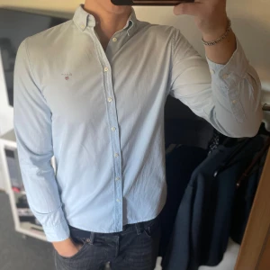 Gant skjorta ljusblå  - Snyggt gant skjorta. Storlek 176cm så Small. Väldigt bra skick och stilren. Vid fler frågor får du gärna höra av dig 