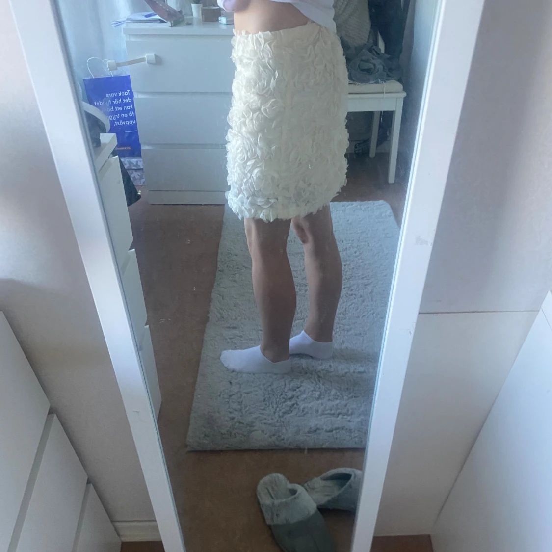 Vit blommig kortkjol  - 1