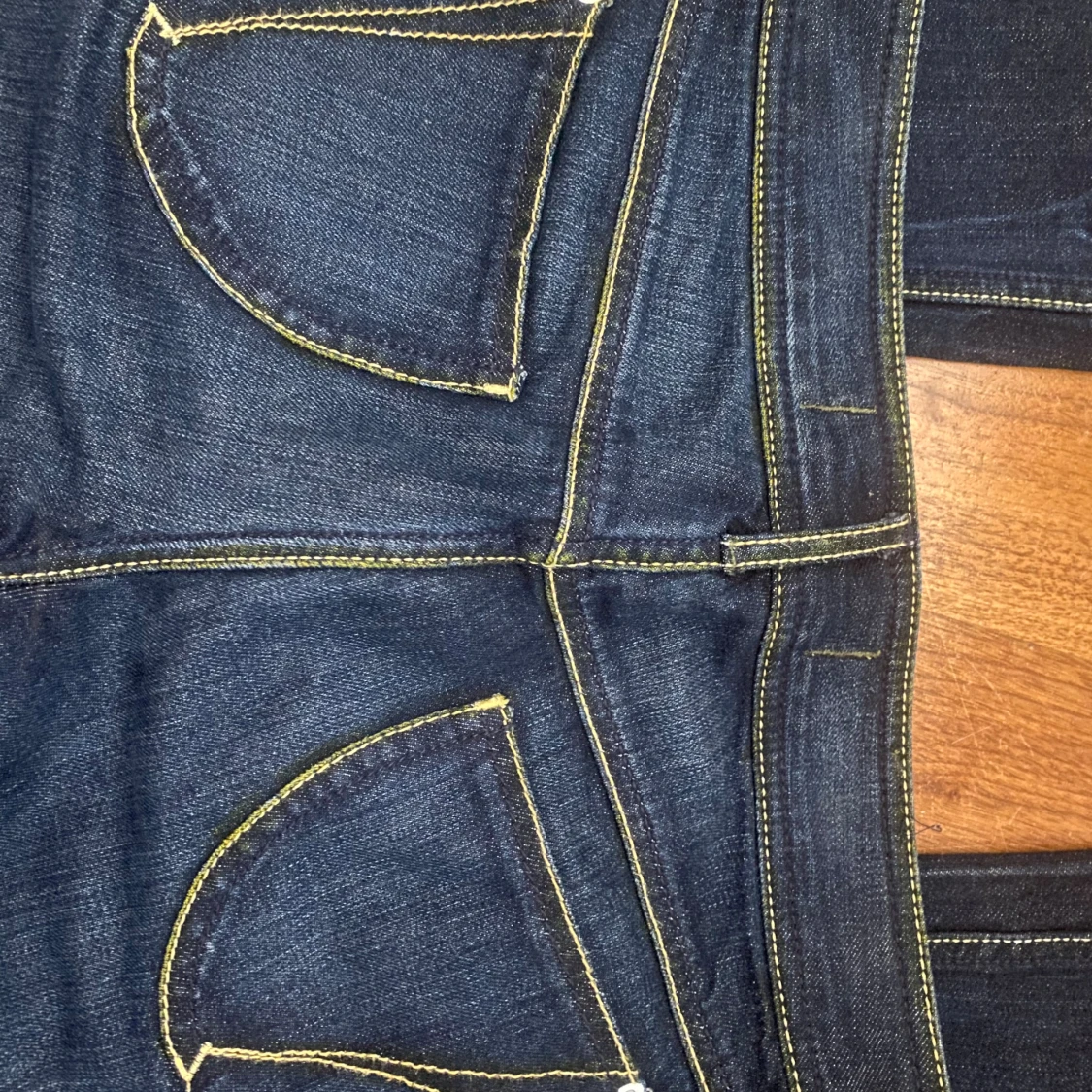 Lågmidjade utsvängda jeans - 2