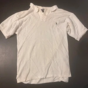 Vit pikétröja från Polo Ralph Lauren - Klassisk vit pikétröja från Polo Ralph Lauren i storlek S.