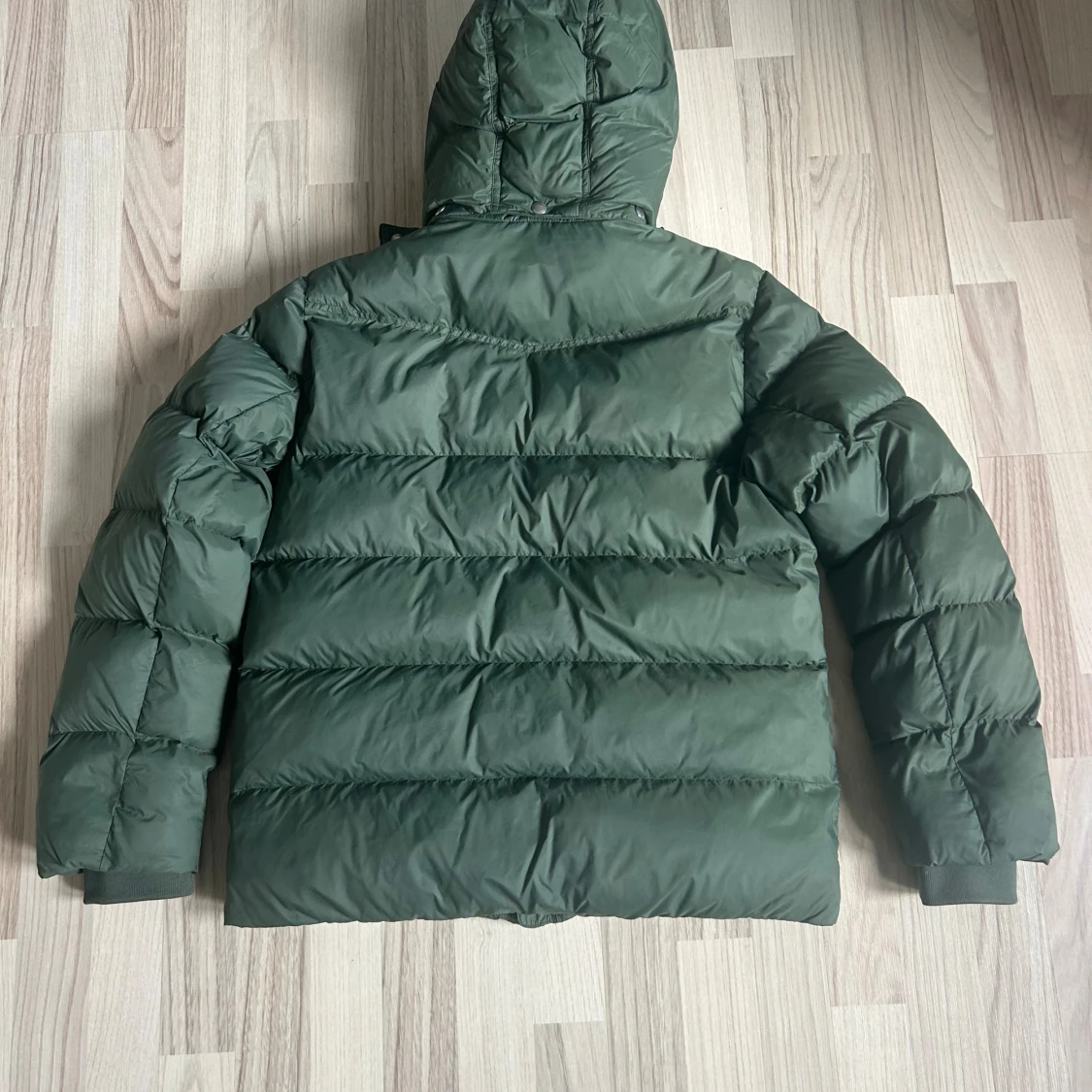 Grön pufferjacka från GANT med huva - 1