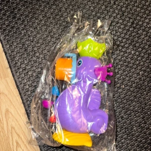 Badleksak sjöhäst  - Denna produkt är en färgglad leksak , formad som en anka med flera färger och detaljer. Den är förpackad i plastpåse och är o nyskick utan synligt slitage eller defekter. Perfekt för barn som gillar roliga och fantasifulla leksaker. Badleksak 🛁 